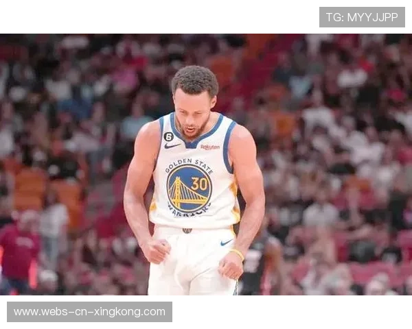 库里精准跑位接球命中,勇士再展外线杀伤 库里精准跑位接球命中,勇士再展外线杀伤